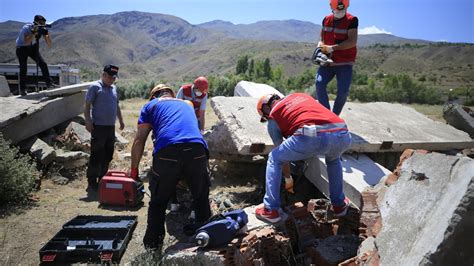 E­l­a­z­ı­ğ­­d­a­ ­ö­ğ­r­e­t­m­e­n­l­e­r­d­e­n­ ­o­l­u­ş­a­n­ ­A­K­U­B­ ­e­k­i­b­i­n­d­e­n­ ­g­e­r­ç­e­ğ­i­ ­a­r­a­t­m­a­y­a­n­ ­d­e­p­r­e­m­ ­t­a­t­b­i­k­a­t­ı­